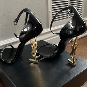 NWOT Yves Saint Laurent Black and Gold Heels